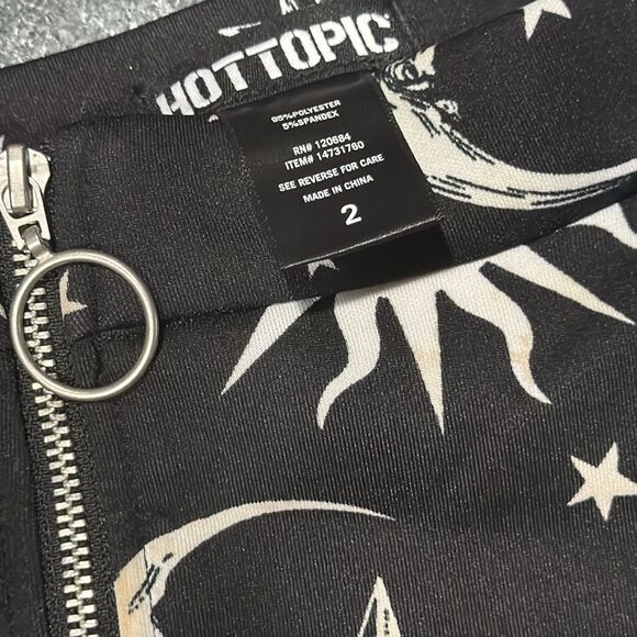 Hot topic, O-ring, zipper Black Celestial Print Skirt - Picture 4 of 5
